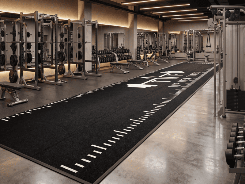 тренировка на санях на траве в спортзале